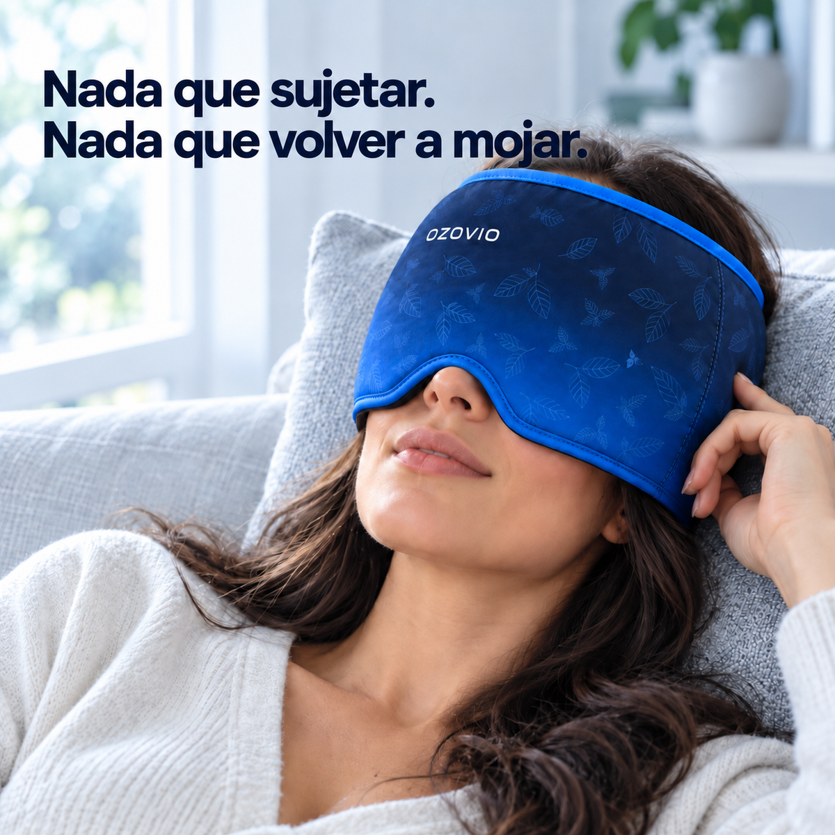 Mujer tumbada en un sofá con la máscara antimigraña OZOVIO puesta, sin tener que sujetarla con la mano