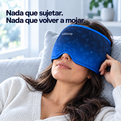 Mujer tumbada en un sofá con la máscara antimigraña OZOVIO puesta, sin tener que sujetarla con la mano