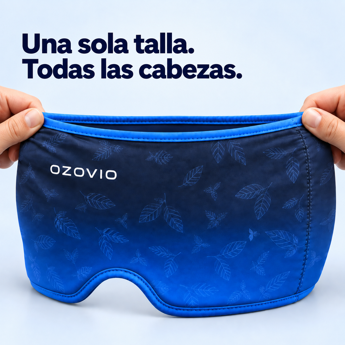 Dos manos estirando la máscara antimigraña OZOVIO para mostrar la elasticidad del tejido de talla única